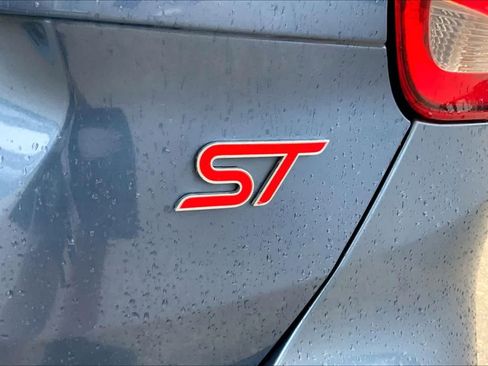 Used 2018 Ford Focus ST w/ Equipment Group 402A image 9