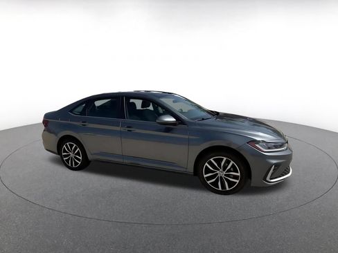 Used 2025 Volkswagen Jetta SE FWD image 2