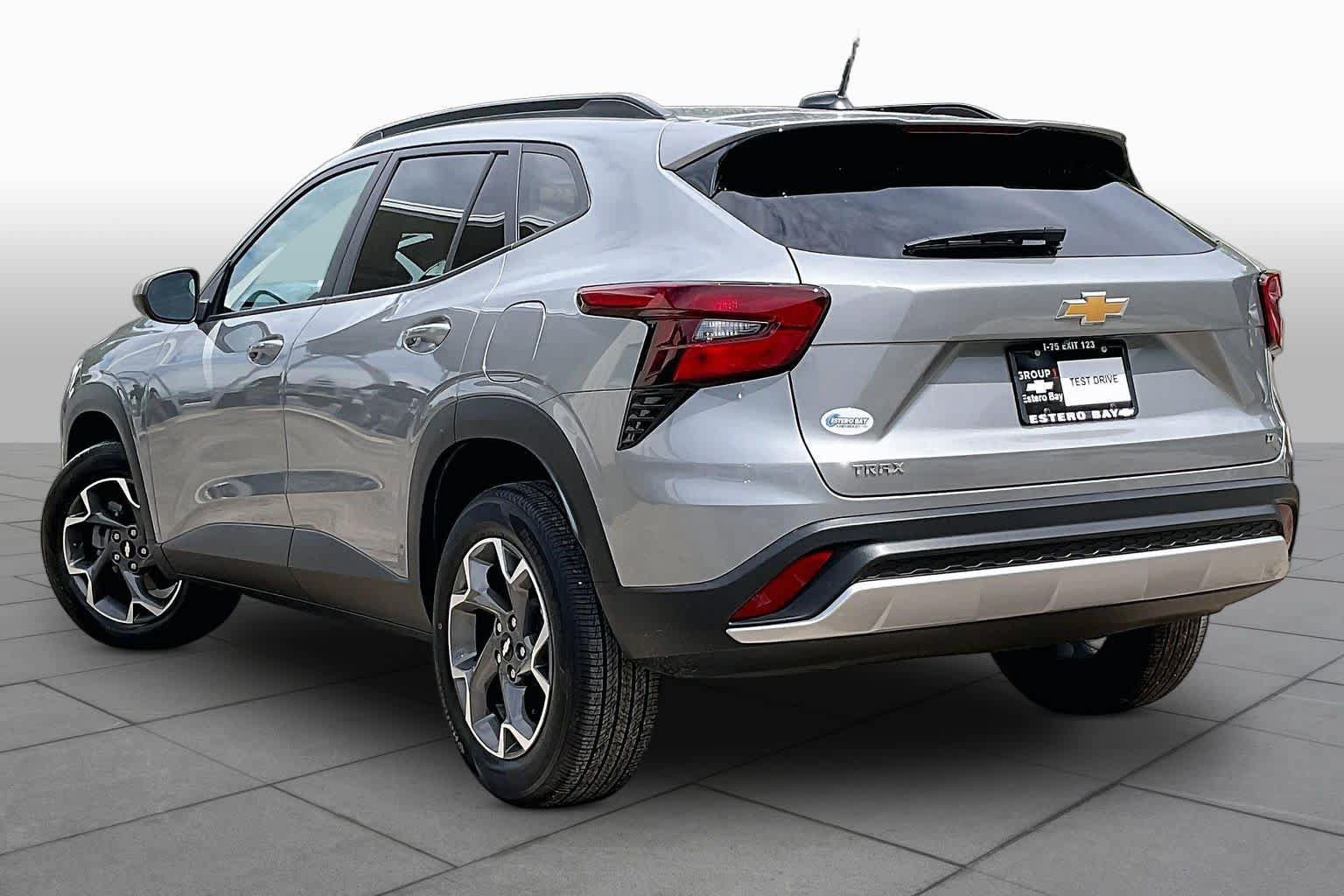 Used 2024 Chevrolet Trax LT w/ Driver Confidence Package FWD image 12