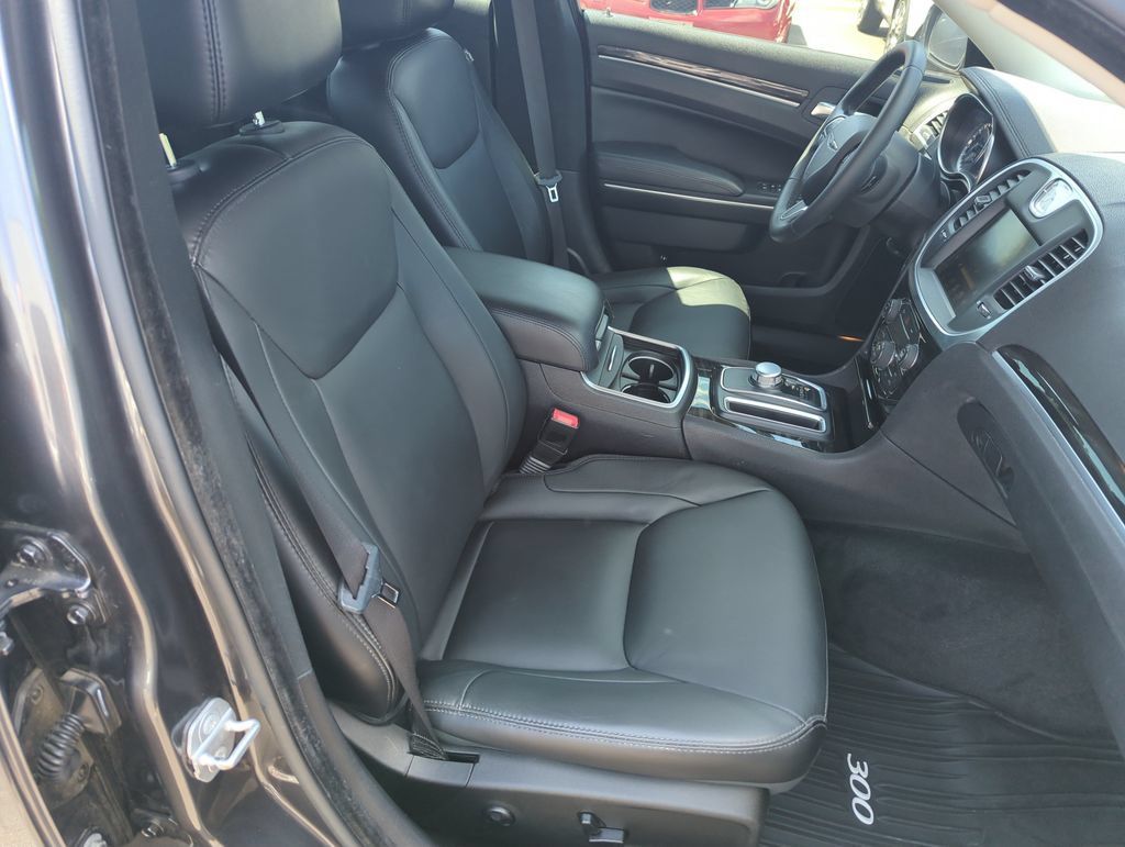 Used 2015 Chrysler 300 Limited RWD image 33