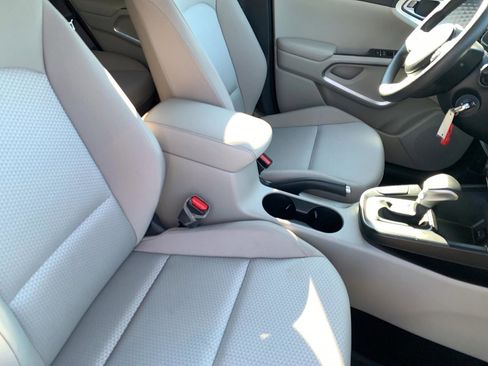 Used 2024 Kia Soul LX image 11