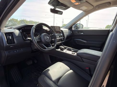Used 2025 Nissan Pathfinder SL w/ SL Premium Package image 11