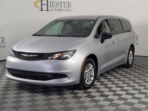 Used 2024 Chrysler Voyager LX image 4