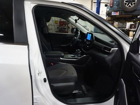 Used 2023 Toyota Highlander LE image 18