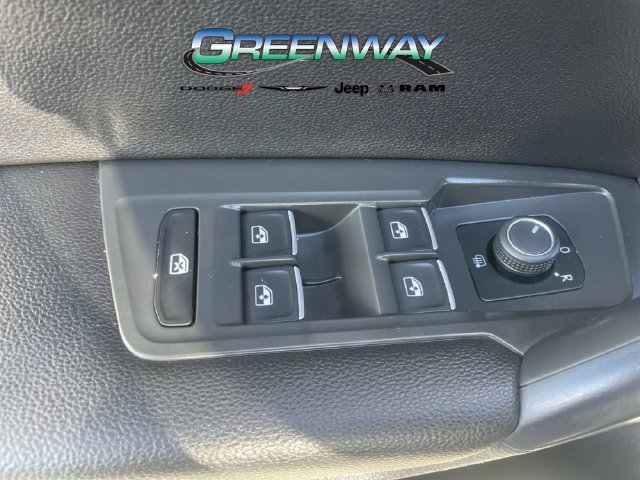 Used 2021 Volkswagen Tiguan SE w/ Panoramic Sunroof Package FWD image 17