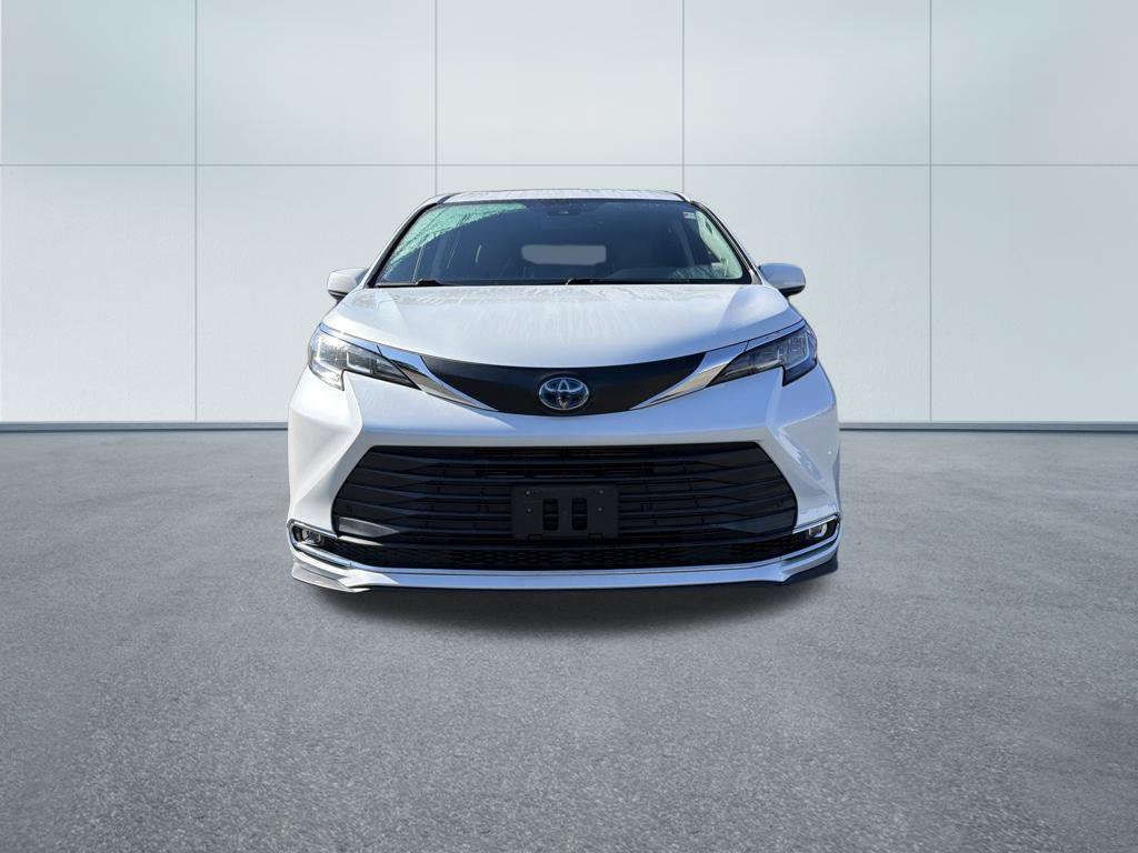 Used 2022 Toyota Sienna XLE w/ XLE Plus Package FWD image 3