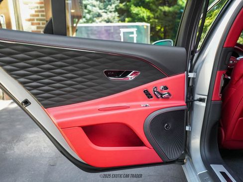 Used 2022 Bentley Flying Spur V8 image 24