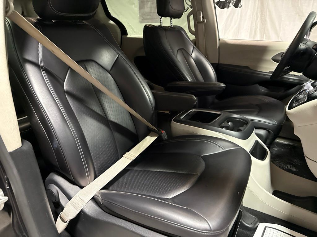 Used 2023 Chrysler Pacifica Touring-L FWD image 9