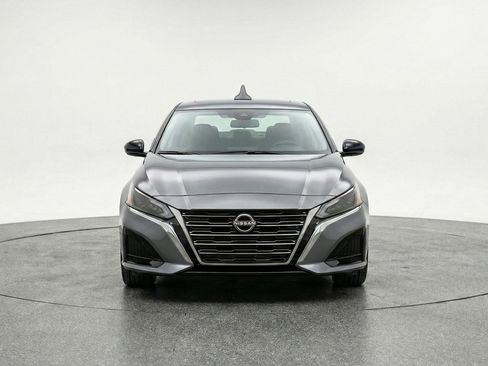 Used 2025 Nissan Altima 2.5 SV FWD image 2