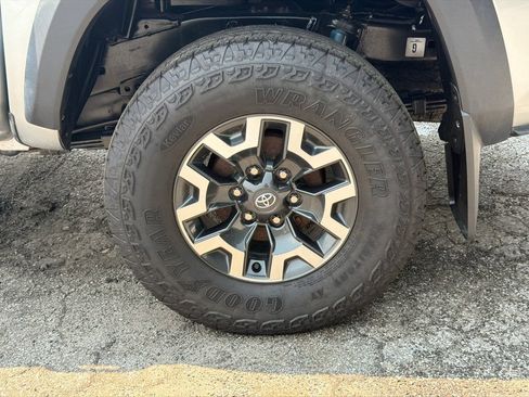 Used 2023 Toyota Tacoma TRD Off-Road w/ Technology Package AWD/4WD image 21