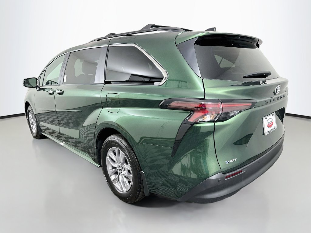 Certified 2026 Toyota Sienna XLE FWD image 7