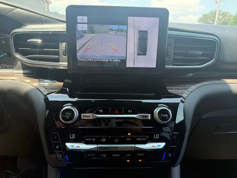 Used 2021 Ford Explorer Limited w/ Equipment Group 301A AWD/4WD image 12