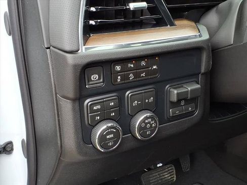 New 2026 Chevrolet Suburban High Country image 17