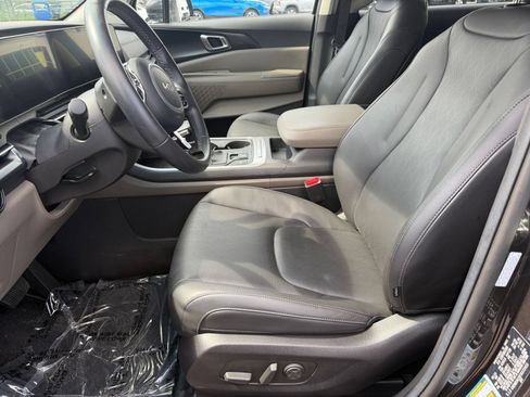 Used 2026 Kia Carnival FWD image 29