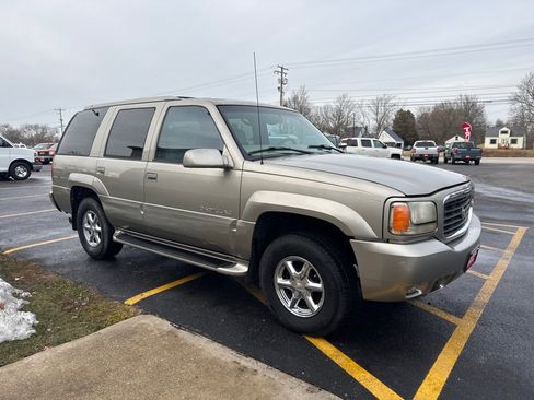 Used 2000 Cadillac Escalade 4WD image 4