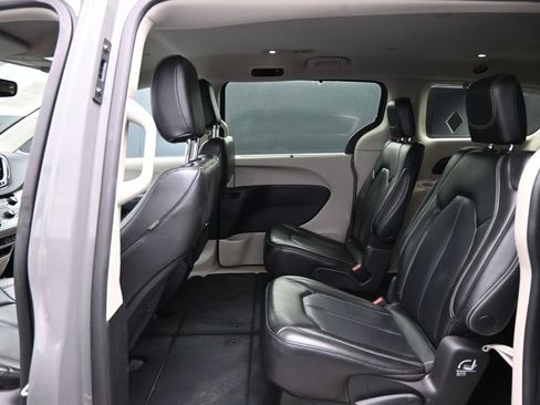 Used 2023 Chrysler Pacifica Touring-L FWD image 25