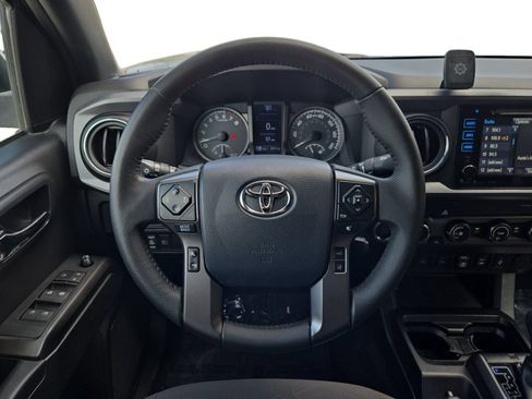 Used 2019 Toyota Tacoma TRD Off-Road w/ Technology Package AWD/4WD image 18