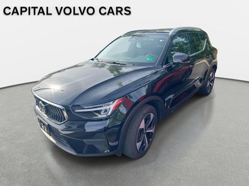 Used 2025 Volvo XC40 B5 Core AWD/4WD image 1