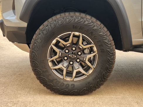 Used 2025 Chevrolet Colorado ZR2 w/ Technology Package AWD/4WD image 14
