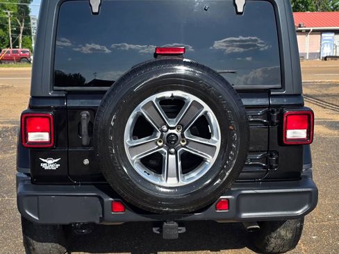 Used 2018 Jeep Wrangler Unlimited Sahara AWD/4WD image 7