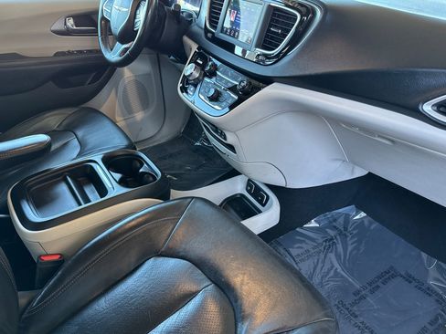 Used 2020 Chrysler Pacifica Touring-L w/ Tire & Wheel Group image 16