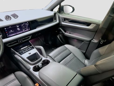 Certified 2025 Porsche Cayenne E-Hybrid Coupe AWD/4WD image 26