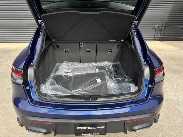 Certified 2026 Porsche Macan AWD/4WD image 26