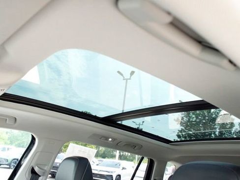 Used 2024 Volkswagen Tiguan SE w/ Panoramic Sunroof Package AWD/4WD image 16