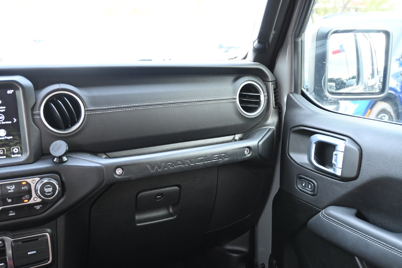 Used 2022 Jeep Wrangler Unlimited Rubicon 4xe w/ Cold Weather Group AWD/4WD image 8