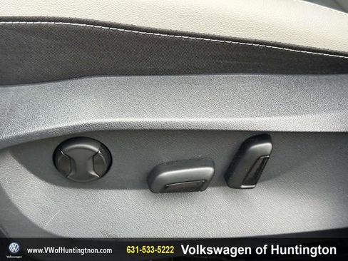 Certified 2025 Volkswagen Taos SE w/ Panoramic Sunroof Package image 16