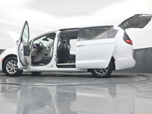 Used 2024 Chrysler Pacifica Touring-L FWD image 38