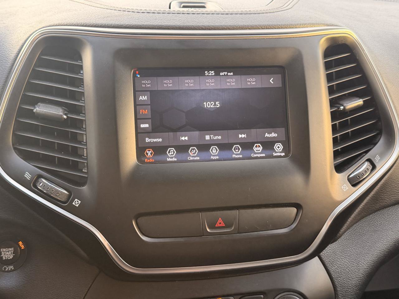 Used 2019 Jeep Cherokee Latitude Plus AWD/4WD image 29