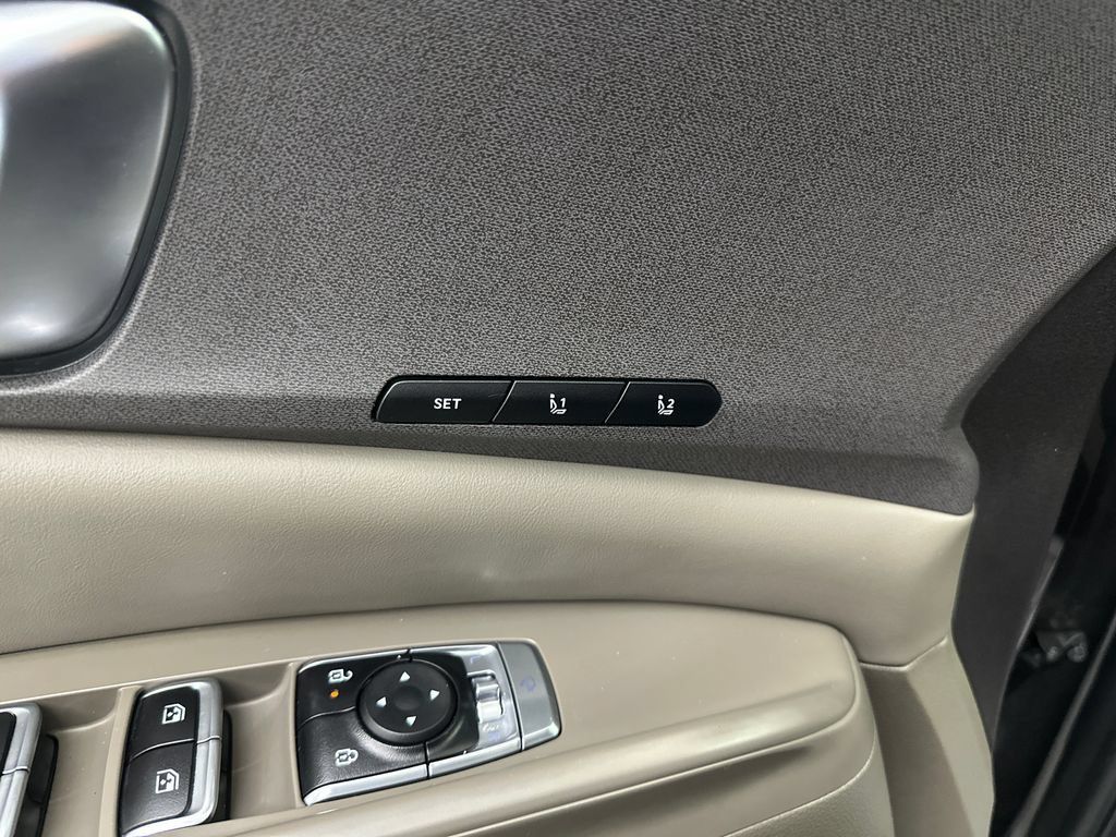 Used 2025 Kia Carnival EX FWD image 12