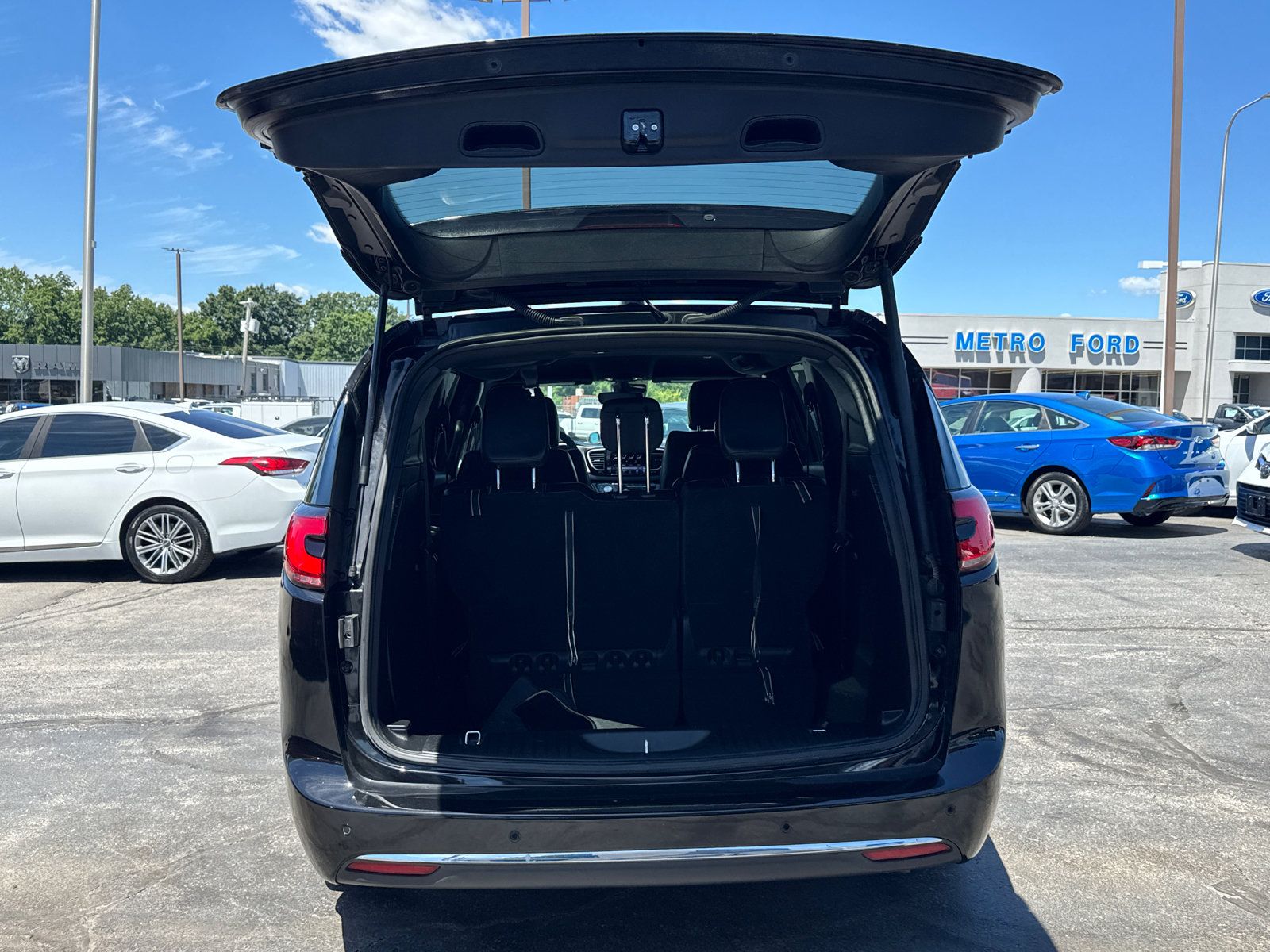 Used 2025 Chrysler Pacifica Select FWD image 19