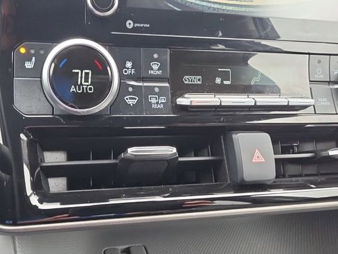 Used 2020 Toyota Highlander XLE AWD/4WD image 17