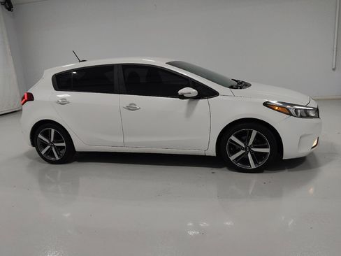 Used 2017 Kia Forte EX image 11