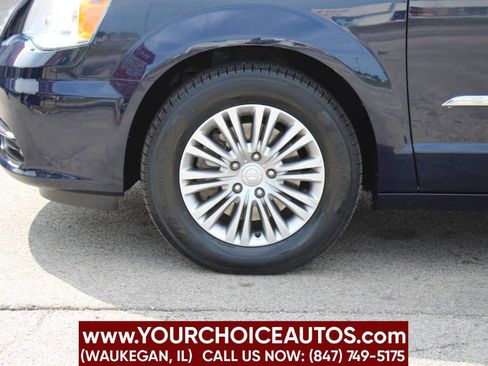 Used 2016 Chrysler Town & Country Touring-L image 9