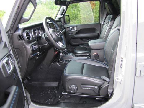 Used 2022 Jeep Wrangler Unlimited Rubicon 4xe w/ Cold Weather Group AWD/4WD image 12