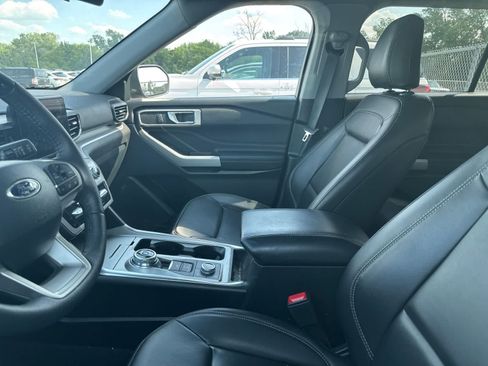 Used 2024 Ford Explorer XLT w/ Equipment Group 202A AWD/4WD image 31