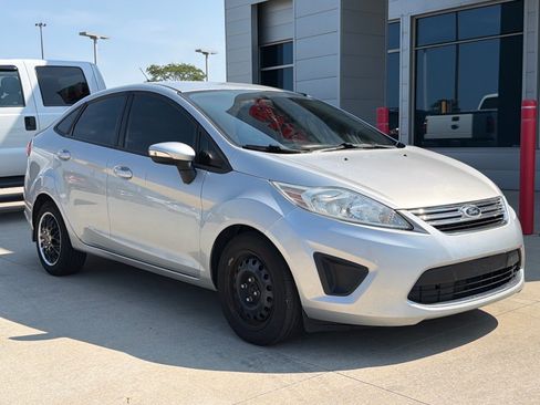 Used 2013 Ford Fiesta SE w/ Super Fuel Economy Pkg FWD image 2