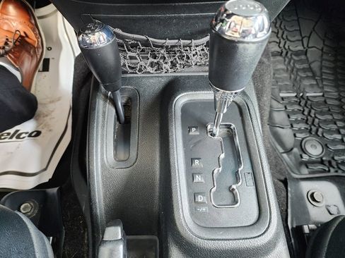 Used 2017 Jeep Wrangler Unlimited Rubicon image 34