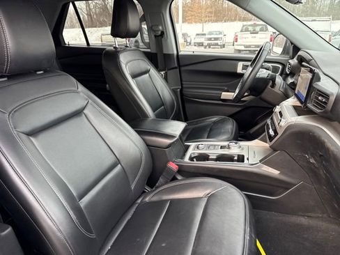 Used 2022 Ford Explorer XLT w/ Equipment Group 202A image 12