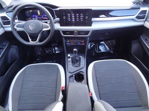 Used 2025 Volkswagen Taos SE FWD image 11