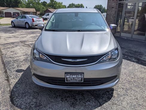 Used 2017 Chrysler Pacifica Touring FWD image 8