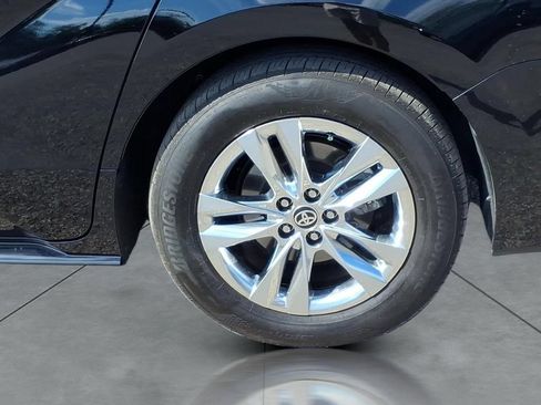 Used 2026 Toyota Sienna XLE AWD/4WD image 4