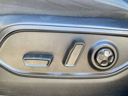 Used 2023 Jeep Grand Cherokee L Laredo image 12