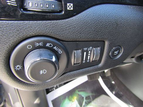 Used 2023 Jeep Cherokee Altitude Lux image 20
