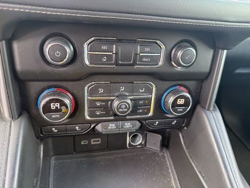 Used 2021 Chevrolet Suburban LT image 14