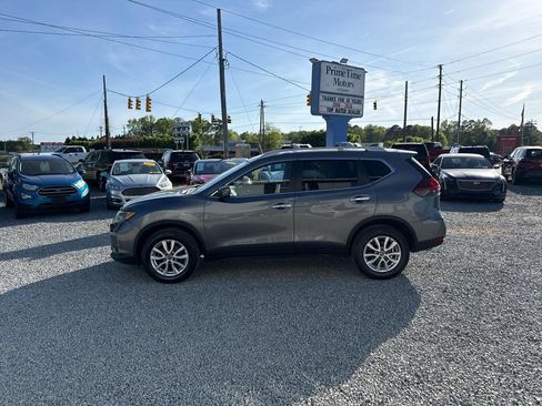 Used 2018 Nissan Rogue SV image 2