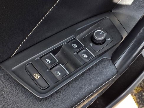 Used 2023 Volkswagen Tiguan SE w/ Panoramic Sunroof Package image 18